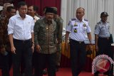  Menteri Perhubungan Ignasius Jonan (kiri), Gubernur Jawa Timur, Soekarwo (kedua kiri) Kepala Dinas Perhubungan Jatim, Wahid Wahyudi (kedua kanan) saat mengunjungi Pelabuhan baru Tanjung Tembaga, Probolinggo, Jawa Timur, Sabtu (12/12). Dalam kunjungan tersebut Menteri Perhubungan meresmikan fasilitas pelabuhan, berupa 1 buah Dermaga Multipurpose Eksisting berukuran 93x8,5 meter persegi. Antara Jatim/Abdul Malik Ibrahim/Zk/15 