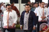 Wakil Presiden Jusuf Kalla (kanan) didampingi Menteri ESDM Sudirman Said menghadiri Puncak Peringatan Hari Nusantara ke-15 di Pelabuhan Perikanan Samudera Lampulo, Banda Aceh, Aceh, Minggu (13/12). Peringatan Hari Nusantara itu mengambil tema kekayaan energi dan sumber daya mineral untuk pembangunan Indonesia sebagai poros maritim dunia guna mewujudkan kejayaan dan kemakmuran bangsa. ANTARA FOTO/Akbar Nugroho Gumay/nz/15