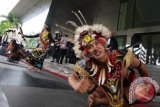 Penari dari Kalimantan menarikan Tari Sumpit saat Deklarasi Gerakan Advokat Muda Anti Korupsi di Gedung KPK, Jakarta, Senin (14/12). Deklarasi ini membawa pesan moral bagi seluruh advokat muda di Indonesia, bahwa korupsi adalah suatu tindakan tercela, tidak terhormat dan melawan hukum sehingga tidak patut untuk dilakukan oleh seorang yang berprofesi sebagai advokat. ANTARA FOTO/Rivan Awal Lingga/wdy/15.