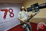 Gitaris satu jari asal Jawa Timur yang juga mantan personel band bergenre rock, Doddy 'MR D' Hernanto unjuk kebolehan dalam memainkan gitar disela-sela Open House HUT Ke-78 LKBN Antara Biro Jatim di Surabaya, Senin (14/12). Antara Jatim/M Risyal Hidayat/15