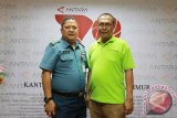 Kabag Penerangan Kobangdikal Letkol Laut (KH) Jamaluddin (kiri) berfoto bersama dengan Kepala LKBN Antara Jatim, Akhmad Munir (kanan) di sela Open House HUT ke-78 LKBN Antara di Graha Antara Jatim, Surabaya, Senin (14/12). Antara Jatim/M Risyal Hidayat/15