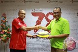 Kepala Biro tvOne Surabaya, Supriana (kiri) memberikan kue tart kepada Kabiro LKBN Antara Jatim H Akhmad Munir (kanan) dalam 'Open House' HUT Ke-78 LKBN Antara Biro Jatim di Surabaya, Senin (14/12). Antara Jatim/Irfan Anshori/15