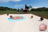Seorang peserta lomba unjuk kebolehan dalam memainkan gasing pada lomba olahraga tradisional di Lapangan Panglima Batur Tarakan, Kalimantan Utara, Minggu (13/12). Perlombaan olahraga tradisional ini merupakan rangkaian acara dalam memperingati HUT ke-18 Kota Tarakan yang jatuh pada tanggal 15 Desember 2015 . (ANTARA FOTO/Fadlansyah)