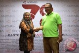 Anggota Fraksi Partai Demokrat DPRD Surabaya Elok Cahyani (kiri) bersama Kepala LKBN Antara Biro Jatim Akhmad Munir (kanan) di sela peringatan hari ulang tahun ke-78 LKBN Antara di Graha Antara Biro Jatim, Surabaya, Senin (14/12). Antara Jatim/Zabur Karuru/15