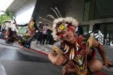 Penari dari Kalimantan menarikan Tari Sumpit saat Deklarasi Gerakan Advokat Muda Anti Korupsi di Gedung KPK, Jakarta, Senin (14/12). Deklarasi ini membawa pesan moral bagi seluruh advokat muda di Indonesia, bahwa korupsi adalah suatu tindakan tercela, tidak terhormat dan melawan hukum sehingga tidak patut untuk dilakukan oleh seorang yang berprofesi sebagai advokat. ANTARA FOTO/Rivan Awal Lingga/foc/15.