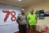 Kabid Humas Polda Jatim Kombes Pol RP Argo Yuwono (kiri) memberikan sambutan dan ucapan selamat didampingi Kabiro LKBN Antara Jatim H Akhmad Munir (kanan) dalam 'Open House' HUT Ke-78 LKBN Antara Biro Jatim di Surabaya, Senin (14/12). ANTARA Foto/M Risyal Hidayat/15/E011