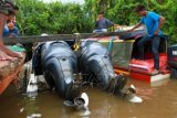 Sejumlah warga melihat speedboat yang mengalami kecelakaan, di Perairan Olak-Olak Pinang, Dusun Tanjung Antu, Desa Kampung Baru, Kecamatan Kubu, Kabupaten Kubu Raya, Kalbar, Minggu (13/12). Sebuah speedboat bermuatan 28 penumpang dari Kelurahan Padang Tikar menuju Kecamatan Rasau Jaya, menabrak batang kayu besar pada Minggu (13/12) pagi, mengakibatkan empat penumpang tewas dan 24 penumpang lainnya belum ditemukan. ANTARA FOTO/Sheravim/jhw/ama/15