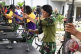 Sejumlah prajurit Korps Wanita Angkatan Laut (Kowal) adu kecepatan membongkar senjata berupa senapan serbu-1 (SS 1) di lapangan tembak Brigif-1 Marinir, Gedangan, Waru, Sidoarjo, Selasa (15/12). Kegiatan lomba bongkar pasang senjata tersebut diikuti sembilan satuan kerja (satker) TNI-AL wilayah timur dalam rangka memeriahkan HUT ke-53 Kowal yang jatuh pada 5 Januari 2016. ANTARA FOTO/M Risyal Hidayat/15