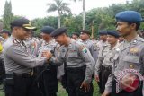 Kapolres Sumenep, AKBP Rendra Radita Dewayana (kiri) menyalami anggotanya usai apel konsolidasi penarikan pasukan pengamanan pilkada ke kesatuannya masing-masing di halaman mapolres setempat, Selasa (15/12). Apel konsolidasi tersebut merupakan kegiatan penarikan seluruh pasukan pengamanan pilkada secara resmi ke kesatuannya masing-masing, termasuk tiga SSK Brimob Polda Jawa Timur. Antara Jatim/Foto/Slamet Hidayat/