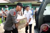 Dua petugas kepolisian membawa kotak berisi jenazah Sengseng (5 tahun) yang menjadi korban kecelakaan kapal terbalik, menuju ambulans di Puskesmas Rasau Jaya, Kabupaten Kubu Raya, Kalbar, Selasa (15/12). Memasuki hari ketiga, Tim SAR gabungan masih mencari satu korban yang hilang dalam peristiwa terbaliknya kapal Indo Kapuas Ekspress yang tengah mengangkut 53 penumpang, 39 diantaranya selamat dan 13 di Perairan Olak-Olak Pinang, Kecamatan Kubu, Kabupaten Kubu Raya pada Minggu (13/12) kemarin. ANTARA FOTO/Sheravim/jhw/15