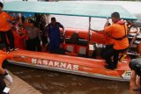 Petugas SAR gabungan mengevakuasi jasad Aling yang diangkut menggunakan kapal Basarnas saat tiba di Dermaga Feri Penyeberangan Rasau Jaya, Kabupaten Kubu Raya, Kalbar, Selasa (15/12). Aling adalah satu dari sepuluh penumpang yang dinyatakan hilang dalam peristiwa kecelakaan kapal Indo Kapuas Ekspress pada Minggu (13/12) pagi, dan berhasil ditemukan tim SAR gabungan di Perairan Desa Air Putih, Kabupaten Kubu Raya. ANTARA FOTO/Sheravim/jhw/15