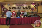 Sejumlah juru masak memeragakan cara memasak makanan ringan yang sehat dan tanpa menggunakan bahan berbahaya misalnya boraks dalam kegiatan workshop keamanan pangan oleh Dinas Kesehatan Kota Kediri, Jawa Timur, Kamis (17/12). Kegiatan itu mengundang para pedagang, dengan targetan memberikan mereka pengetahuan cara mengolah makanan yang sehat tanpa bahan kimia berbahaya. Antara Jatim/Foto/Asmaul Chusna/15