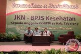 Tanjung, 17/12 - Perwakilan Badan Penyelenggara Jaminan Kesehatan (BPJS) Hulu Sungai Tengah Achmad Khaitami bersama dokter RSUD H Badaruddin Tanjung, dr Masdar memberikan pemaparan dalam sosialisasi Jaminan Kesehatan Nasiinal BPJS bagi anggota Korpri di Tabalong. Sosialisasi yang dilaksanakan di Hotel Aston  ini juga dihadiri perwakilan BPJS Kabupaten Tabalong, Khaliq sekaligus membuka acara yang dihadiri 60 anggota Korpri di \'Bumi Saraba Kawa\' ini.Foto:Antara/Herlina Lasmianti