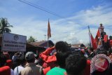 Ratusan warga yang tergabung Forum Masyarakat Bone Bolango Bersatu,melakukan demonstrasi menolak hasil Pemilihan Kepala Daerah (Pilkada) Bone Bolango, 9 Desember 2015. (16/12 - Foto Farid)