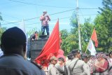 Ratusan warga yang tergabung Forum Masyarakat Bone Bolango Bersatu,melakukan demonstrasi menolak hasil Pemilihan Kepala Daerah (Pilkada) Bone Bolango, 9 Desember 2015. (16/12 - Foto Farid)