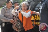 Terdakwa kasus pembunuhan anak, Margriet Megawe (tengah) digiring petugas kejaksaan saat menjalani sidang di Pengadilan Negeri Denpasar, Kamis (17/12). Margriet yang juga ibu angkat Angeline tersebut dikonfrontir dengan sejumlah saksi di hadapan persidangan termasuk Agustay Hambamay yang juga terdakwa dalam kasus pembunuhan terhadap anak berumur 8 tahun itu. FOTO ANTARA/Nyoman Budhiana/i018/2015.