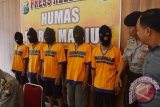 Polisi menginterogasi kawanan pencopet di Mapolres Madiun, Jatim, Kamis (17/12). Sebanyak tujuh orang kawanan pencopet satu diantaranya perempuan semuanya asal sejumlah daerah di Jawa Tengah tertangkap polisi saat melakukan aksinya dengan barang bukti telepon genggam, uang dan dompet dalam sebuah acara pengajian umum di Alun-alun Mejayan, Kabupaten Madiun. Antara Jatim/Foto/Siswowidodo/15