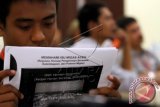 Sejumlah wartawan mengikuti pelatihan Edukasi Migas Media di Lhokseumawe, Aceh, Rabu (16/12). Pelatihan bertema ï¿½Cerdas Memberitakan Isu Migasï¿½ yang dimotori Aliansi Jurnaslis Indenpendent (AJI) tersebut diselenggarakan guna penguatan Sumber Daya Manusia (SDM) wartawan dalam memahami tata kelola migas agar terhidar dari kesalahan dalam pemberitaan tentang migas di Aceh. ANTARA FOTO/Rahmad/kye/15