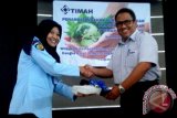 Direktur SDM dan Umum PT Timah (Persero) Tbk, Abrun Abu Bakar (kanan) secara simbolis menyerahkan bantuan satu unit mobil operasional ke Lapas Narkotika Pangkalpinang Provinsi Kepulauan Bangka Belitung, Kamis (17/12). (Foto Antara/Aprionis)