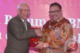 Direktur Utama Perum LKBN ANTARA Saiful Hadi (kanan) memberikan Anugerah Mahaputra ANTARA kepada Ketua Dewan Pers Prof Bagir Manan saat peringatan HUT ke-78 Perum LKBN ANTARA di Jakarta, Kamis (17/12). (ANTARA FOTO/Edi Suhaedi)