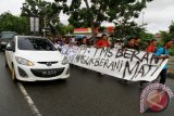 Puluhan pengunjukrasa dari Himpunan Mahasiswa Kayong Utara (Himakatra) melakukan aksi long march menolak pembukaan tambang granit di Kayong Utara dari Bundaran Digulis Untan menuju Kantor DPRD Kalbar, di Pontianak, Kamis (17/12). Mereka menolak rencana pemerintah daerah untuk membuka pertambangan batu granit di Kecamatan Teluk Batang, Kabupaten Kayong Utara karena dinilai akan merusak lingkungan dan menimbulkan masalah kesehatan pada masyarakat. ANTARA FOTO/Sheravim/jhw/15