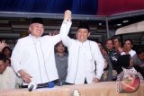 Pasangan calon Gubernur Muhidin dan calon Wakil Gubernur Gusti Farid Hasan Aman mengangkat tangannya usai konferensi pers di kediamannya, Jumat (18/12). Pasangan Muhidin-Farid siap menerima kekalahan dan menyampaikan selamat kepada pasangan Sahbirin-Rudy Resnawan saat rapat pleno KPU Kalsel untuk menentukan pemenang Pilkada Gubernur Kalsel 2015 pada Sabtu (19/12). Foto Antaranews Kalsel/Herry Murdy Hermawan