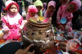 Sejumlah siswa Taman Kanak-Kanak (TK) menghias Gerabah menggunakan biji-bijian saat kegiatan 'Eco Green Festival' di area sumber air Cakarwesi Blabak, Kota Kediri, Jawa Timur, Sabtu (19/12). Gerabah tempat air yang terbuat dari tanah liat tersebut ditempel hiasan dari berbagai macam biji-bijian sebagai wahana edukasi mencintai dan melindungi alam kepada anak-anak. Antara Jatim/Prasetia Fauzani/zk/15