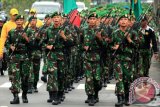 Sejumlah pasukan Korps Infanteri TNI Angkatan Darat melintas di jalan Gunung Sari, Surabaya, Jawa Timur, Sabtu (19/12). Gerak Jalan Peleton Beranting (Tonting) Yuddha Wastu Pramuka Jaya yang menempuh jarak 219,7 kilometer dimulai dari kota Tuban dan berakhir di Kodam V/Brawijaya dengan waktu tempuh tiga hari tersebut dalam rangka peringatan Ke-67 Hari Infanteri. Antara Jatim/Didik Suhartono/zk/15