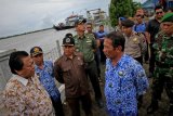 Wakil Ketua MPR RI, Oesman Sapta, pihak dinas perhubungan Fauzi Kasim Mengunjungi Posko Badan SAR Nasional yang terletak di kawasan Pelabuhan Rasau Jaya, Kabupaten Kubu Raya, Kalbar, Kamis (17/12). Kunjungan Oesman Sapta tersebut terkait pristiwa kecelakaan Speedboad yang terjadi di Olak-Olak Kubu beberapa waktu lalu. (Foto Jessica Helena Wuysang/ Yodi Rismana)