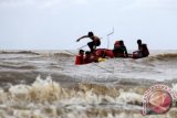 Tim penyelamat cari korban kapal terbalik