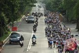 Ribuan peserta lomba lari Brawijaya 10K melintas di ruas jalan Mayjen Sungkono, Surabaya, Jawa Timur, Minggu (20/12). Lomba lari dengan jarak tempuh 10 kilometer yang diikuti ribuan peserta dari TNI-Polri dan masyarakat umum tersebut dalam rangka peringatan HUT Ke-67 Kodam V/Brawijaya. Antara Jatim/Didik Suhartono/zk/15