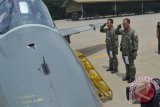 Foto Letkol Pnb Marda Sarjono Letkol Marda Sarjono (kanan) bersama copilot Lettu Pnb Kurniadi Sukmo Djatmiko (kiri) memberi hormat pada pesawat tempur Hawk MK-53 sebelum menerbangkan pesawat tersebut dalam penerbangan terakhir menuju Museum Dirgantara Mandala Jogjakarta di Lanud Iswahjudi Magetan, Kamis 12 Maret 2015. Marda Sarjono gugur bersama Kapten Pnb Dwi Cahyadi saat menerbangkan pesawat tempur T50i Golden Eagle dalam airshow di Yogyakarta, Minggu (20/12). Antara Jatim/Foto/Siswowidodo/15
