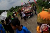 Warga mengarak replika ikan saat Kirab Budaya Pucang Arum Tebar Mina di Urban Forest Pucangsawit, Jebres, Solo, Jawa Tengah, Minggu, (20/12). Acara melepaskan ribuan benih ikan di Sungai Bengawan Solo tersebut digelar sebagai wujud syukur atas limpahan rahmat yang sudah didapat serta untuk melestarikan lingkungan serta membentuk semangat gotong royong warga dalam menampilkan potensi daerah setempat. ANTARA FOTO/Maulana Surya/wdy/15.