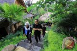 Bupati terpilih Kabupaten Banyuwangi Abdulah azwar Anas (kanan) bersama sejumlah awak media lokal meninjau resort bertema alam di Ubud, Bali (19/12). Tinjauan tersebut bertujuan untuk study banding pengayaan pariwisata yang akan di kembangkan di Banyuwangi dengan konsep ramah lingkungan. Antara Jatim/Budi Candra Setya/zk/15.