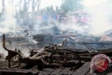 Sejumlah warga menyaksikan puing-puing kebakaran rumah kontrakan di Gang Damai 3, Jalan Harapan Jaya, Pontianak, Kalbar, Jumat (18/12). Dalam kebakaran yang menghanguskan tujuh rumah kontrakan tersebut, tidak terdapat korban jiwa dan belum diketahui penyebabnya. ANTARA FOTO/Sheravim/jhw/15