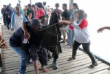 Tim SAR dibantu warga berusaha mengevakuasi penumpang korban tenggelamnya KM Marina Baru 2B di Pelabuhan Lasusua Kolaka Utara, Sulawesi Tenggara, Minggu (20/12). Berdasarkan data kepolisian hingga Senin (21/12), pukul 09.00 WITA, tercatat 42 penumpang KM Marina Baru 2B yang tenggelam di Teluk Bone telah berhasil ditemukan, baik korban selamat maupun meninggal. ANTARA FOTO/jojon/YU/kye/15.