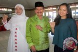 Calon wali kota Bandarlampung Herman HN bersama istri Eva Dwiana, dan putrinya, Rahmawati Herdian usai pencoblosan pada Pilkada serentak di TPS 5 Taman Budaya, Tanjungkarang Pusat, Kota Bandarlampung, Rabu (9/12/15).  (ANTARA FOTO/M.Tohamaksun).