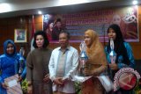Gubernur Kepulauan Bangka Belitung, Rustam Effendi memberikan penghargaan kepada organisasi perempuan berprestasi pada peringatan Hari Ibu ke-87 di Pangkalpinang, Selasa (22/12). Foto Antara/ Aprionis