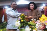 Ketua PKK Provinsi Kepulauan Bangka Belitung, Ny. Leni Rustam Effendi memberikan nasi tumpeng kepada Gubernur Kepulauan Bangka Belitung, Rustam Effendi pada peringatan Hari Ibu ke-87 di Pangkalpinang, Selasa (22/12). Antara Foto/Aprionis
