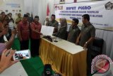 Ketua KPU Imron Nafifah (tiga kanan) menyerahkan salinan surat penetapan calon terpilih pilkada kepada pasangan Rijanto-Marhaenis di kantor KPU Kabupaten Blitar, Jawa Timur, Selasa (22/12). Beradasarkan penetapan tersebut, KPU menyatakan pasangan tunggal Rijanto-Marhaenis sebagai calon Bupati dan Wakil Bupati terpilih dengan perolehan 428.075 suara Setuju dari total suara sah 504.196 pada pilkada serentak 9 Desember lalu. Antara Jatim/Irfan Anshori/zk/15