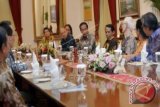 Presiden Joko Widodo (keempat kiri) didampingi Kepala Staf Presiden Teten Masduki (ketiga kiri) berdialog dengan Budayawan Romo Magnis Suseno (ketiga kanan), Butet Kertaradjasa (kanan), Radhar Panca Dahana (keempat kanan) serta Penari Nungki Kusumastuti (kedua kanan) saat jamuan makan siang dan dialog di Istana Negara, Jakarta, Selasa (22/12). Sejumlah budayawan nasional berdialog dengan Presiden sekaligus memberikan masukan mengenai etika budaya, kebebasan beribadah dan berekspresi, serta penanaman budaya anti-korupsi di semua bidang kehidupan. ANTARA FOTO/Yudhi Mahatma/wdy/15