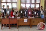 Petugas TPS-2 Gulak Galik,Telukbetung Utara, Kota Bandarlampung diketuai Surya Santosa pada Pilkada Serentak 9 Desember 2015. Di TPS ini pasangan Nomor Urut 1 meraih 3 suara, Nomor Urut 2 meraih 221 suara, dan Nomor Urut 3 mendapat 37 suara. (ANTARA FOTO/M.Tohamaksun).