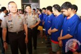 Kapolda Kalbar, Brigjen Pol Arief Sulistyanto (kiri) didampingi Kapolresta Pontianak Kota Kombes Pol Tubagus Ade (dua kiri), melewati sejumlah tersangka usai gelar kasus hasil Operasi Lintas Batas dan Operasi Pekat II Kapuas 2015 di Mapolda Kalbar, Senin (21/12). Arief Sulistyanto menyatakan Polda Kalbar berhasil mengungkap 27 kasus dan menahan 27 tersangka dalam Operasi Lintas Batas, serta mengungkap 185 kasus dan menahan 185 tersangka dalam Operasi Pekat Kapuas II. ANTARA FOTO/Sheravim/jhw/15