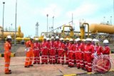 Para pelajar peserta Program Siswa Mengenal Nusantara dari Banda Aceh, mendapat penjelasan dari seorang staf PT. Perusahaan Gas Negara, Arif Istiadi, mengenai stasiun penerima dan penyalur gas bumi melalui pipa bawah laut, di SBU transmiisi Sumatera-Jawa-Bojonegara, Serang Banten, Kamis (25/12). Mereka juga mendapat pendidikan lain yakni jurnalistik, fotografi, sejarah dan budaya. ANTARA FOTO/Edi Suhaedi/wdy/15