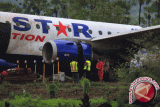 Petugas memeriksa badan pesawat Kalstar yang tergelincir pada Senin (21/12) lalu di bandara El Tari di Kupang, NTT, Kamis (24/12). Otoritas bandara El Tari Kupang mulai mengevakuasi badan pesawat tersebut. ANTARA FOTO/Kornelis Kaha/ama/15.