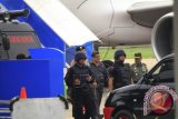 Sejumlah personel Satuan Gegana Brimob Polda NTT berjalan seusai menyisir pesawat Batik Air di Bandara El Tari, Kupang, NTT Sabtu (26/12). Pesawat Batik Air dengan nomor penerbangan ID 6541 rute Kupang- Jakarta tertunda diberangkatkan karena mengangkut benda mencurigakan yang diduga bom. Tiga orang penumpang diamankan pihak keamanan terkait peristiwa tersebut. ANTARA FOTO/Kornelis Kaha/wdy/15.