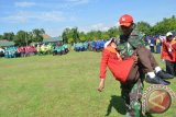 Prajurit TNI membawa keluar lapangan santriwati yang pingsan saa mengikuti upacara pembukaan Jambore Bela Negara Panti Asuhan Jatim II di lapangan Batalyon Lintas Udara 501/Bajra Yudha Madiun, Senin (28/12). Jambore Bela Negara Panti Asuhan bertujuan meningkatkan kemandirian, kedisiplinan dan cinta tanah air tersebut diikuti 1.605 santri panti asuhan dari 38 kabupaten/kota se-Jatim. Antara Jatim/Foto/Siswowidodo/15