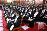 Prosesi pentahbisan 44 orang pendeta oleh Majelis Pekerja Harian (MPH) Sinode Gereja Protestan Maluku (GPM) di Gereja Joseph Kam, Ambon, Maluku, Minggu (27/12). Ke-44 pendeta tersebut merupakan bagian dari 131 pendeta muda GPM yang ditahbiskan pada penghujung tahun ini, setelah menjalani masa pengenalan tugas (vikariat) selama dua tahun. ANTARAFOTO/izaac mulyawan/ama/15