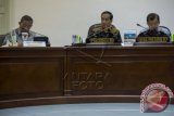 Presiden Joko Widodo (tengah) didampingi Wapres Jusuf Kalla (kanan) dan Menko Perekonomian Darmin Nasution (kiri) memimpin rapat kabinet terbatas di Kantor Kepresidenan, Jakarta, Selasa (29/12). Rapat tersebut membahas soal proyek pengolahan gas dari Lapangan Gas Abadi di Blok Masela, Laut Arafura. ANTARA FOTO/Widodo S. Jusuf/wdy/15.