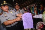 Petugas polisi menunjukan bahan dasar kertas bertulisan huruf arab dan ayat Al Quran untuk dibuat terompet di tempat perajin terompet di Klaten, Jawa Tengah, Selasa (29/12). Razia tersebut dilakukan guna mengantisipasi hal-hal yang dapat menimbulkan keresahan masyarakat. ANTARA FOTO/ Aloysius Jarot Nugroho/wdy/15.